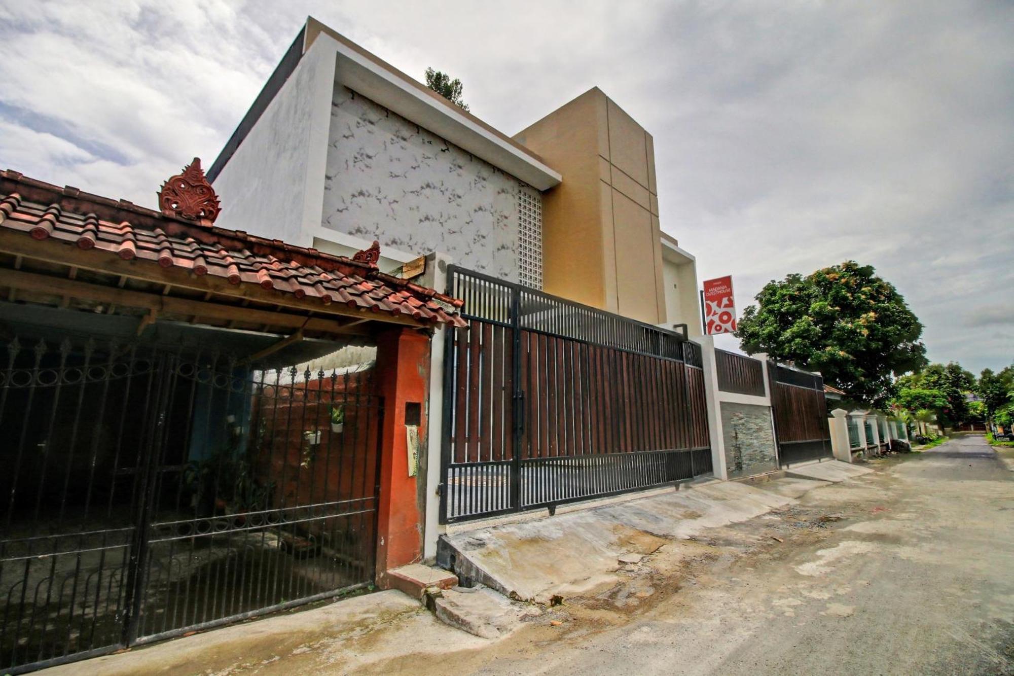 Oyo 90820 Madania Guesthouse Syariah Mataram Exterior foto